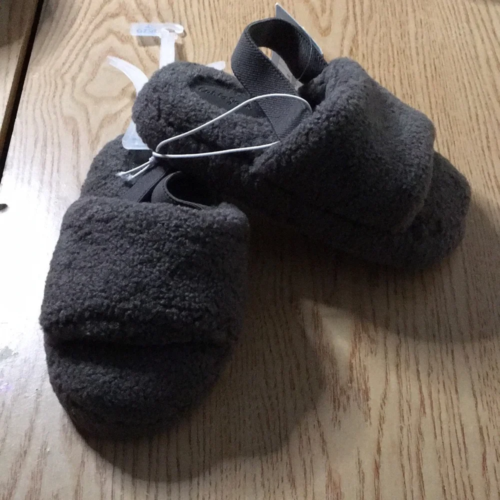 New Cat & Jack Boys Avi Single Strap Faux Shearling Slippers Gray Sz Large 9/10
